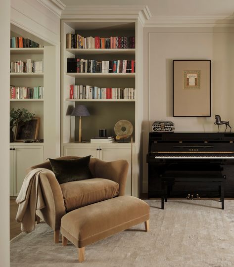 Why pianos are now key to selling a house Piano Lounge, Selling A House, Modern Living Room Design, White Marble Table, Piano Room, Living Room Design, Room Setup, Luxury Rug, Dream Decor