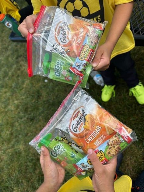 Soccer Mom Snacks Treat Bags, Healthy Softball Snacks, Snack Ideas For Softball Team, Sports Treat Bags, Snack Bags For Sports Basketball, Soccer Game Day Snacks, Snack Ideas For Tball Team, Snacks For T Ball Team, Kids Soccer Team Snack Ideas