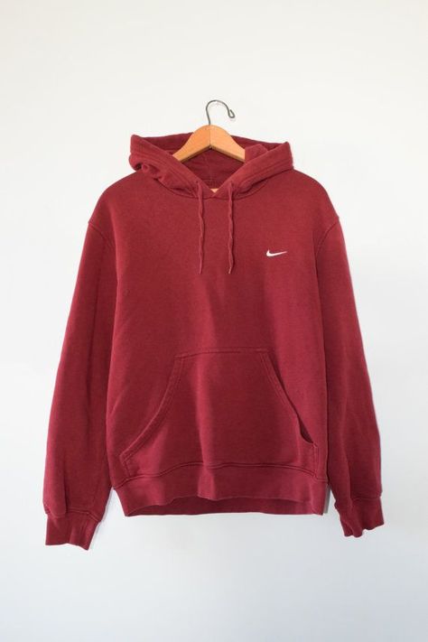 Sweatshirt Outfit Men, Red Nike Hoodie, Outfit Nike, Nike Shoes Girls, Buy Hoodies, 90s Sweatshirt, Trendy Hoodies, Sweatshirt Outfit, Red Nike