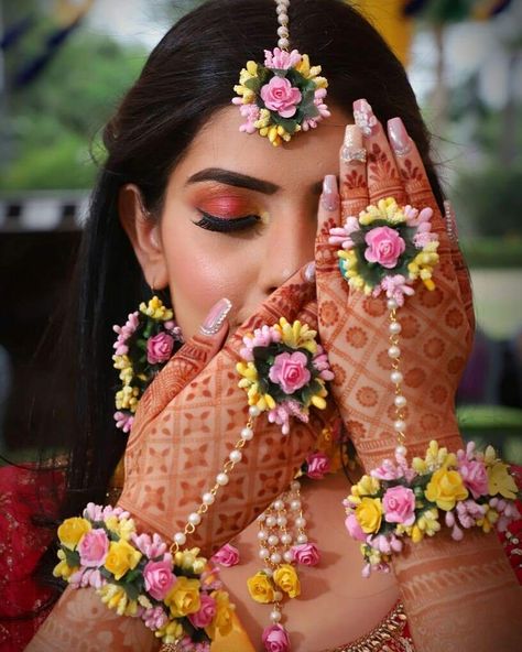 Flower Jewellery For Haldi, Flower Jewellery For Mehndi, शादी की तस्वीरें, Fresh Flower Jewelry, Flower Jewelry Designs, Bridal Mehndi Dresses, Wedding Flower Jewelry, Wedding Jewelery, Bridal Photography Poses