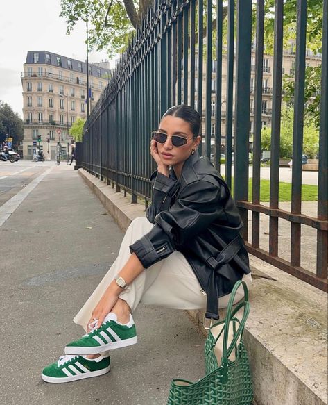 Adidas Gazelle Green, Green Shoes Outfit, Adidas Gazelle Outfit, Looks Adidas, Adidas Samba Outfit, Adidas Outfit Shoes, Campus Outfit, Samba Outfit, Streetwear Outfit Ideas