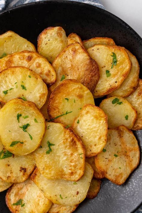 Ninja Air Fryer Potatoes, Potatoes In An Air Fryer, Best Baked Potatoes In The Air Fryer, Air Baked Potatoes, Air Fryer Recipes For Potatoes, Air Fryer White Potatoes, Baked Potatoes In An Air Fryer, Air Fryer Potato Slices Recipes, Air Fry Golden Potatoes