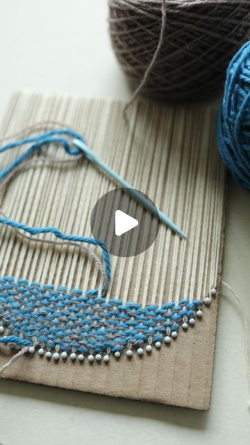 Diy Weave Loom, Weaving On Cardboard, Weaving And Embroidery, Japanese Crafts Diy, Weaving Cardboard, Small Weaving Projects, Card Weaving Patterns Beginner, Simple Yarn Crafts, Weaving Projects Beginners