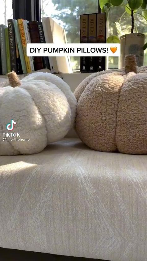 Pumpkins Out Of Sweaters, Fall Aesthetic Decor Bedroom, Diy Aesthetic Halloween Room Decor, Decorating For The Holidays On A Budget, Diy Small Halloween Decorations, Fall Decor Aesthetic Bedroom, Plush Pumpkins Decor, Diy Antique Decor Craft Projects, Fall Halloween Decor Apartment