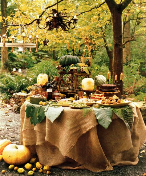 I love the hints of green in this, too. Kind of a raw coffee bean green? Tablescapes Thanksgiving, Thanksgiving Dining, Christmas Tables, Nature Party, Burlap Tablecloth, Autumn Dining, Fall Tablescapes, Setting Ideas, Autumn Decorating