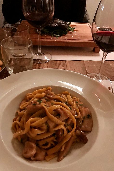 Pasta And Wine Instagram Story, Pasta And Wine Aesthetic, Dinner Out Aesthetic, Aethstetic Food, Dinner Instagram Story, Food With Wine, Pasta With Wine, Dinner With Wine, Wine And Pasta