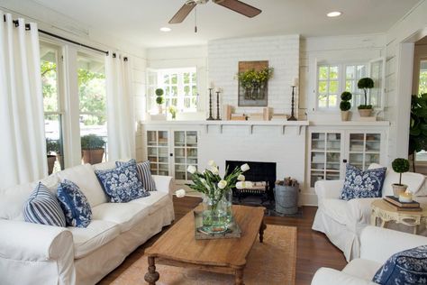 Joanna Gaines Living Room, Bungalow Living Room, Fixer Upper Living Room, Country Living Room Design, French Country Decorating Living Room, French Country Living, Best Living Room Design, Farmhouse Style Living Room, Sala Grande