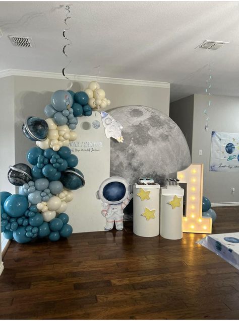 Space Themed Birthday Party Balloons, Space Party Balloons, Astronaut Birthday Party Decorations, Space Themed Baby Shower Ideas Boy, Space Theme Baby Shower Ideas, Space Theme Backdrop, Moon Balloon Garland, Astronaut Baby Shower Ideas, Space Centerpiece Ideas