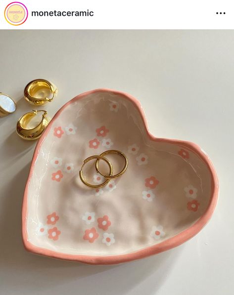 Jewelry Plates Diy, Ring Bowl Painting Ideas, Ceramic For Boyfriend, Ceramic Heart Bowl, Pottery Painting Hearts, Jewelry Bowl Painting Ideas, Ceramics Jewelry Dish, Modelling Clay Ideas, Diy Jewelry Dish