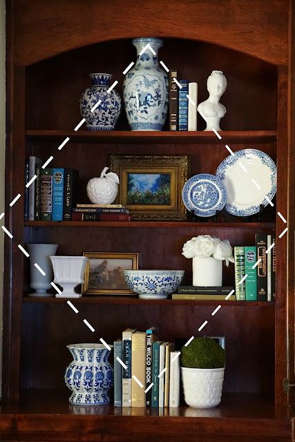 Top Of Bookshelf Decor, Ideas For Bookshelves, Bookshelves Styling, Bookshelf Decorating Ideas, Styling Bookshelves, Shelf Decor Living Room, Styling Shelves, Hutch Decor, Decorating Bookshelves