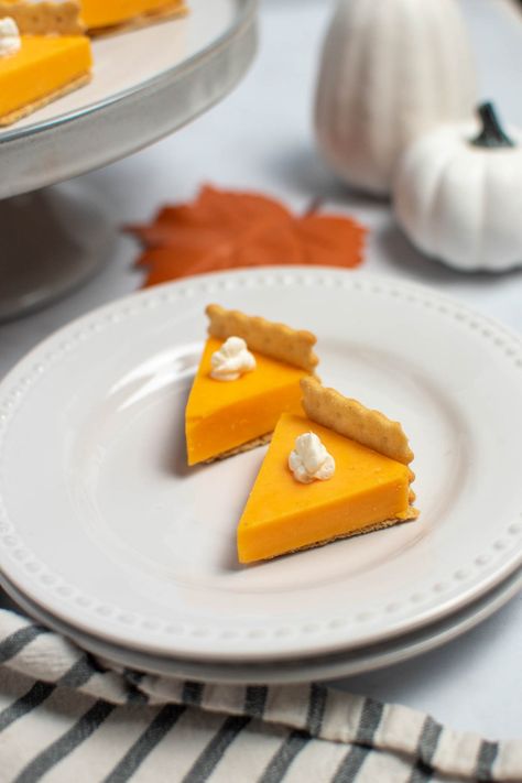 These Cheese and Cracker Pumpkin Pie Bites are the perfect appetizer for any holiday get-together. They’re so easy to make and almost too cute to eat! Pumpkin Pie Bites, Thanksgiving Apps, Crackers Appetizers, Thanksgiving Appetizer, Thanksgiving Snacks, Thanksgiving Appetizer Recipes, Holiday Appetizers Easy, Thanksgiving Pumpkin Pie, Pie Bites