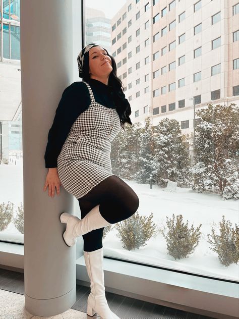 Black and white checkered outfit chic, snow, gogo boots White Gogo Boots Outfit, Go Go Boots Outfit, Gogo Boots Outfit, White Gogo Boots, Outfits 60s, Checkered Outfit, Boots Fit, Boots Outfits, Outfit Chic