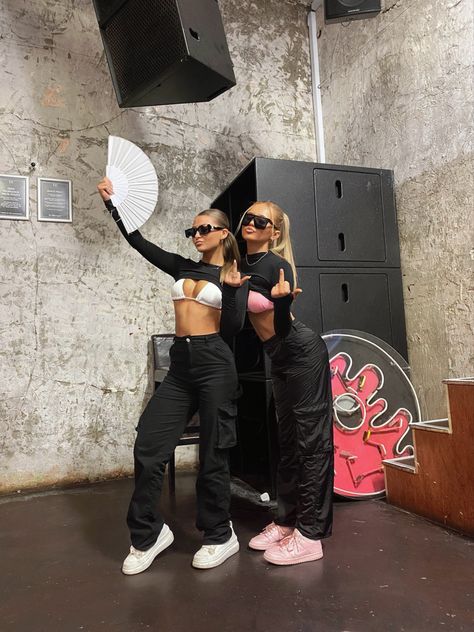 Pant Rave Outfits, Rave Outfits Conservative, Music Festival Outfits Cargo Pants, Jumpsuit Outfit Festival, London Rave Outfit, Imagine Music Festival Outfit, Black Cargo Pants Festival Outfit, Rave Inspo Outfits Winter, Rave Outfit Inspo 2023