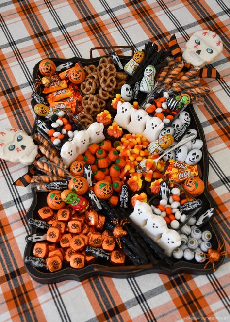 Spooky Cakes, Fall Sleepover, Graze Boxes, Halloween Sleepover, Spooky Cake, Centerpiece Inspiration, Postres Halloween, Halloween Tricks, Candy Board