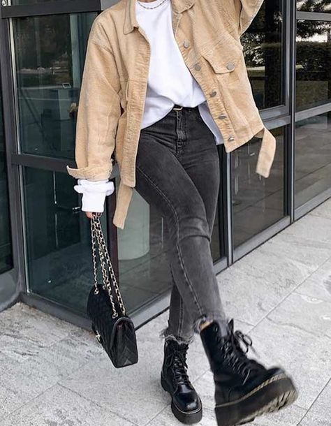 Doc Martens Outfit Winter, Beige Jacket Outfit, Fall Outfits Street Styles, Warm Fall Outfits, Doc Martens Outfit, E Girl Outfits, For School, Look Jean, Jean Jacket Outfits