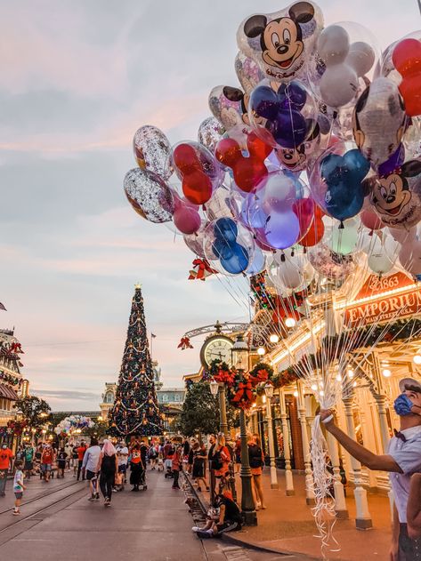 Very Merry Christmas Party Disney, Disney World During Christmas, Disney Parks Christmas, Disneyworld Christmas Aesthetic, Disney In Christmas, Disney World Christmas Aesthetic, Disney During Christmas, Disneyland Christmas Aesthetic, Disney Christmas Aesthetic