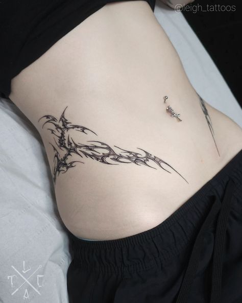 Hip Tattoos Both Sides, Cool Tattoos For Women Arm, Me As A Tattoo, Cybersigilism Tattoo Lower Back, Cybersigilism Tattoo Stomach, Cybersigilism Hip Tattoo, Cool Hip Tattoos, Tattoo Ideas Little, Cybersigilism Back Tattoo