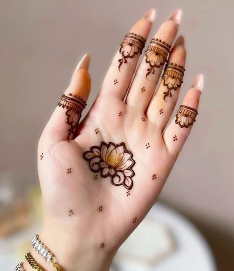 Best Unique Mehndi Designs for Raksha Bandhan This Year Floral Mehndi, Short Mehndi Design, Front Mehndi Design, Palm Mehndi Design, Simple Mehendi Designs, Eid Mehndi Designs, Latest Henna Designs, Simple Mehndi Designs Fingers, Very Simple Mehndi Designs