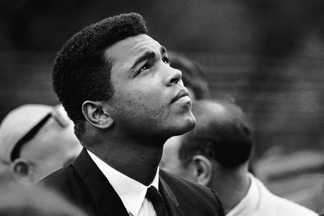 “Don’t count the days, make the days count.” Ali never looked down. He looked up to The ALMIGHTY for guidance, love & strength. - Muhammad Ali Rest In Power Brother Stressed Face, Thomas Hoepker, Poetic Photo, Ali Islam, Boxing Legends, Muhammad Ali Boxing, Cassius Clay, Mohamed Ali, Male Faces