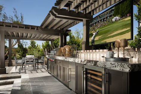 Luxury Outdoor Kitchen, Design Grill, Modern Outdoor Kitchen, Outdoor Kitchen Bars, Outdoor Kitchen Appliances, Outdoor Kitchen Design Layout, Backyard Kitchen, Outdoor Kitchen Patio, Rustic Kitchen Design