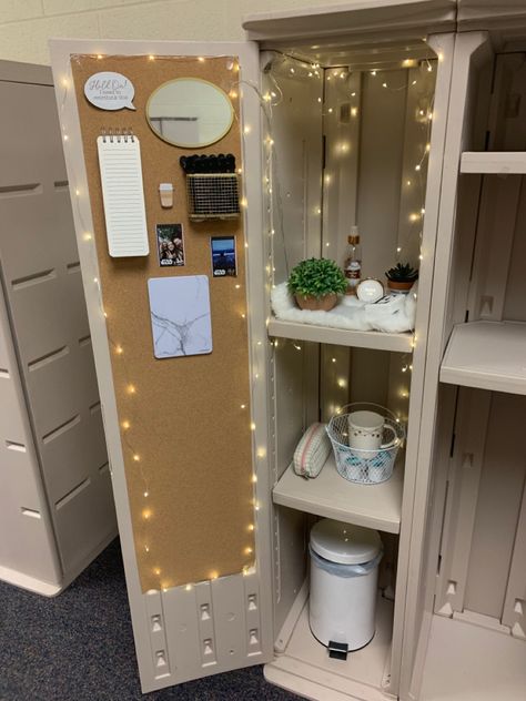 Cute Locker Aesthetic, School Lockers Decorations, Locker Layout Ideas, Minimalist Locker Ideas, Locker Aesthetic Grunge, Locker Inspo School Decorations, Locker Ideas Full Length, Full Locker Ideas, Tall Locker Organization