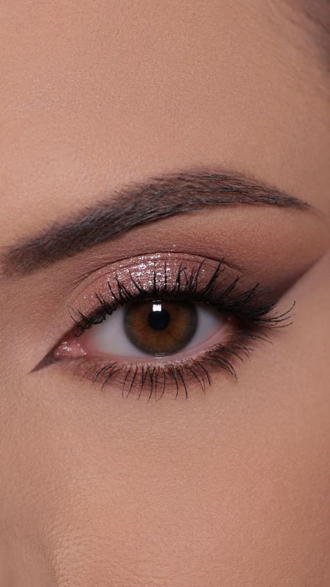 Prom Makeup Styles, Winged Eye Makeup Looks, Make Up Nude Eyes, Gold Make Up Ideas, Brown Eyes Makeup Colors, Best Eye Makeup For Brown Eyes, Natural Eye Makeup For Blue Eyes, Natural Makeup Hooded Eyes, Make Up Looks Brown Eyes