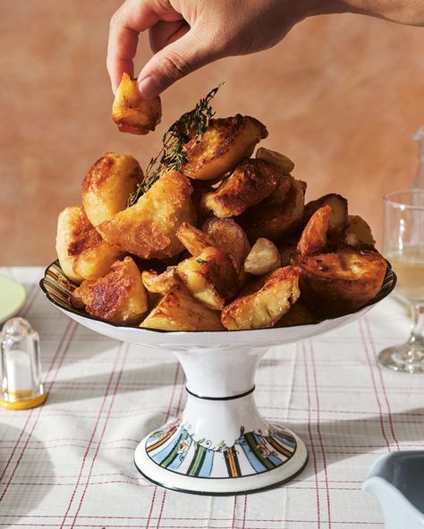 Heston’s roast potatoes Roast Potato Recipes, Sunday Roast Potatoes, Starchy Sides, English Roast, Holiday Roast, Christmas Hosting, Perfect Roast Potatoes, Ghee Recipe, Perfect Roast