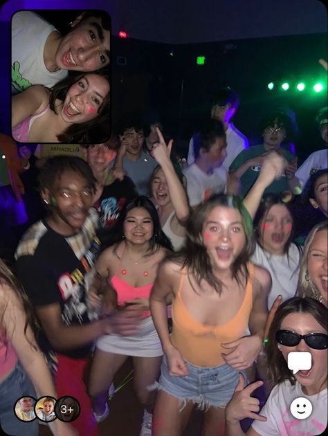 High School Clubs Aesthetic, High School Experience Aesthetic, High School Parties Aesthetic, Hs Party Aesthetic, Party Aesthetic High School, American Teenage Life, Getting High With Friends, Friends Partying Aesthetic, Party Outfit High School