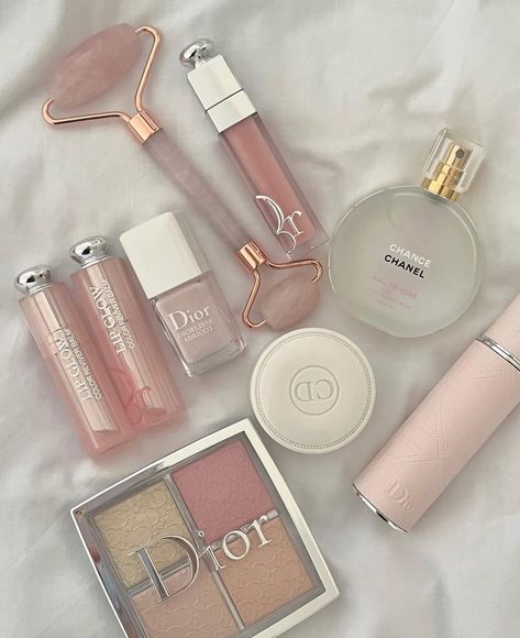 Trucco Glam, Rosa Make-up, Koleksi Makeup, Dior Lip Glow, Makeup Bag Essentials, Pink Lifestyle, Smink Inspiration, Favorite Makeup Products, Chanel Beauty