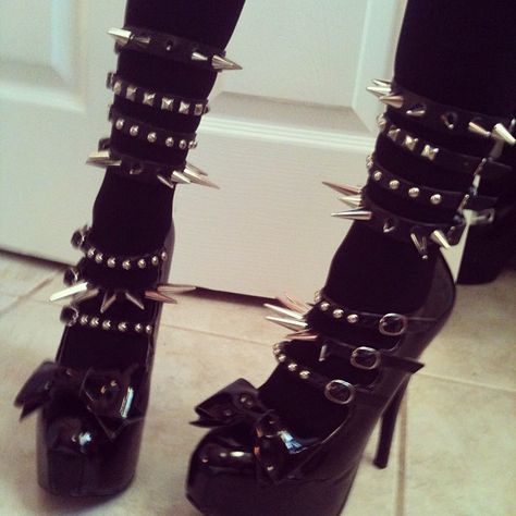 . Goth Attire, Ropa Dark, Ben Hur, Goth Shoes, Gothic Shoes, Outfits Dresses, Goth Girl, Gothic Accessories, Metal Fashion