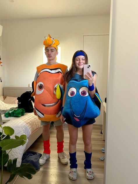 Boy And Girl Matching Halloween Costumes Couples, Simba And Nala Halloween Costume, Finding Nemo Couple Costume, Double Couples Costumes, Nemo And Dori Costume, Partner Character Day Costumes, Marlin And Dory Costume, Animal Duo Costumes, Shark Tales Couple Costume