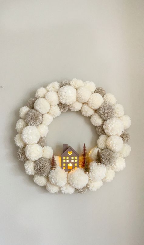 White and beige wool Pom Pom Christmas door wreath with light up house in the middle Decorations For The New Year, Self Made Christmas Decorations, White Christmas Diy Decorations, Xmas Tree Decorations Diy, New Year Room Decor, Easy Christmas Diy Decor, Cute Christmas Craft Ideas, Diy Christmas Door Wreaths, Pom Pom Wreath Christmas