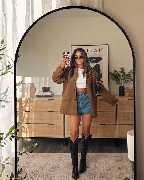 🔸 PIN LATER • Instagram Coffee Date Outfit Ideas, Coffee Date Outfit, Date Outfit Ideas, Skirt Outfit Fall, Bar Outfits, Date Outfit, Nashville Outfits, Europe Outfits, Winter Fashion Outfits Casual