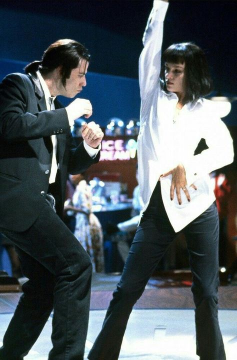 Mia Wallace and Vincent Vega (Pulp Fiction) 90s Inspired Halloween Costumes, Pulp Fiction Costume, Uma Thurman Pulp Fiction, Perfect Movie, Iconic Images, Dance Poster, I Love Cinema, 90s Movies, Uma Thurman