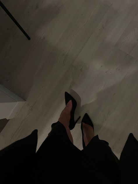 Aesthetic Heels Pictures, Black Heels Aesthetic, Black Heels Outfit, Morocco Aesthetic, Outfit Selfie, Heels Aesthetic, Cherry Baby, Instagram Profile Picture Ideas, Pump Heels