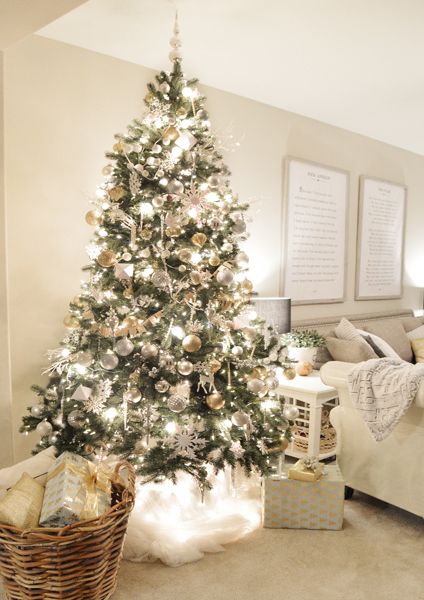 Would love to someday have a tree in the Master if it was big enough! Fall asleep next to the twinkling lights...Open gifts on mom and dads bed in pajamas. A White Christmas, Christmas Tree Inspiration, Christmas Tree Stand, White Christmas Tree, Noel Christmas, Christmas Tree Themes, Merry Little Christmas, Magical Christmas, Christmas Deco