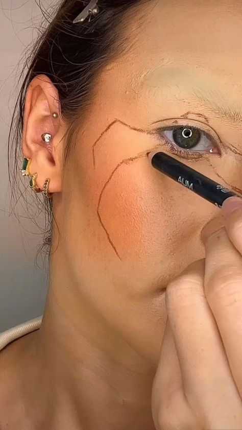 Enchanting Webs: Spider Web Halloween Makeup for a Captivating Look Gray Eye Shadow, Halloween Spider Makeup, Spider Web Makeup, Maquillage Halloween Simple, Spider Makeup, Halloweenský Makeup, Black Eyeliner Pencil, Holloween Makeup, Cute Halloween Makeup