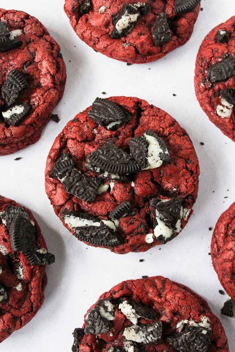 Red Velvet With Chocolate Chips, Thick Red Velvet Cookies, Cookies N Cream Red Velvet Brownies, Recipe Cookies Easy, Crushed Oreo Red Velvet Cookies, Red Velvet Oreo Cupcakes, Red Velvet Oreo Cookie, Red Velvet Pastries, Red And Black Cookies