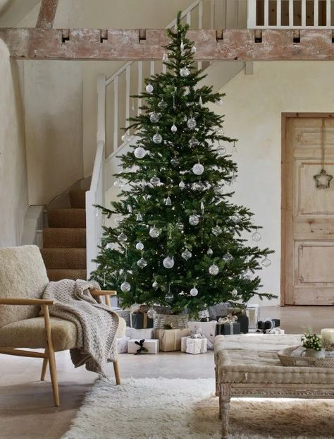 White Company Christmas Tree, Company Christmas Tree, White Company Christmas, Thoughtful Christmas Presents, Spruce Christmas Tree, Thoughtful Gifts For Her, Fortnum And Mason, Decorating Themes, Front Porch Decorating