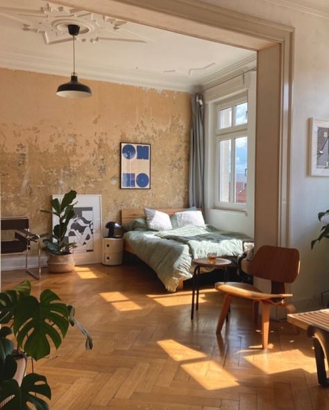 Berlin Bedroom Aesthetic, Room Inspo Big Window, Berlin Flat Interior, Berlin Apartment Aesthetic, Berlin Style Interior, Berlin Apartment Interior, 70s Interior Design Bedroom, Berlin Bedroom, Berlin Interior Design