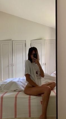 Sitting In Front Of Mirror Selfie, Instagram Hot Picture Ideas, Mirror Selfie Poses Sitting On Bed, Hot Picture Ideas Bedroom, Scandalous Pic Ideas, Bedroom Pics Insta, Flirty Selfie Poses, Spicy Picture Poses Mirror, Spicy Mirror Poses