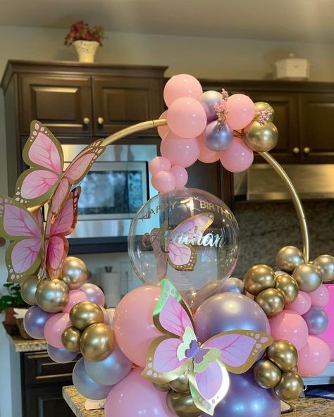 Butterfly Party Centerpieces, Butterfly Baby Shower Centerpieces, Fairytale Baby Shower, Butterfly Birthday Party Decorations, Butterfly Themed Birthday Party, Girl Shower Decorations, Clear Balloon, Butterfly Centerpieces, Gender Reveal Baby Shower Themes