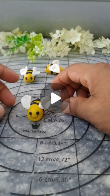 Clay Bees How To Make, Fondant Bees How To Make, Bees Cake Ideas, Bumble Bee Cake Ideas, Bee Cake Ideas, Bee Wedding Cake, Gold Buttercream, Bee Cake Topper, Bumble Bee Cake