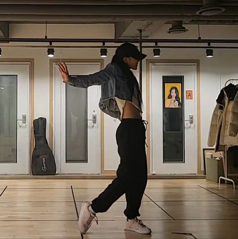 yves loona ha sooyoung lq 211220 vlive Aesthetic Hip Hop, Mode Indie, Dance Motivation, Plant Styling, Dancer Lifestyle, Dance Aesthetic, Hip Hop Dancer, Dance Dreams, Dancing Aesthetic