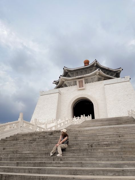 Chiang Kai-shek Memorial Hall Taiwan Picture Ideas, Taiwan Travel Photography, Maokong Gondola Taiwan, Taipei Photo Ideas, Taiwan Photo Ideas, Taipei Outfit, Chiang Kai Shek Memorial Hall, Taipei Photography, Taiwan Aesthetic