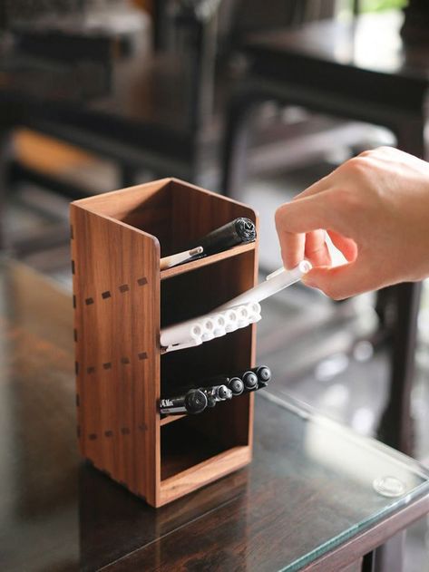 Desk Organizer Ideas Office, Arts And Crafts Office, Modern Wood Projects, Small Scrap Wood Projects Diy, Small Scrap Wood Projects, Desk Top Storage, Desk Build, Wood Pen Holder, Wood Holder