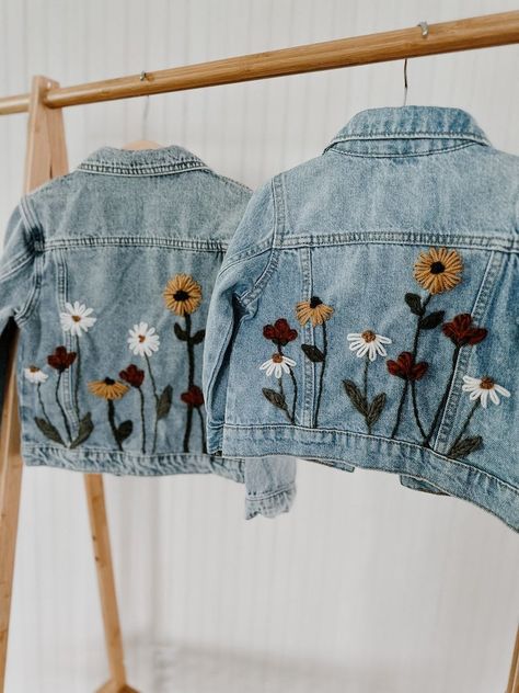 Embroidered Denim Jeans Hand Embroidered Denim Jacket, Jean Jacket Embroidery, Flower Denim Jacket, Denim Jacket Design, Hand Embroidered Denim, Denim Jacket Embroidery, Embroidery Jeans Jacket, Clothes Embroidery Diy, Personalized Jacket