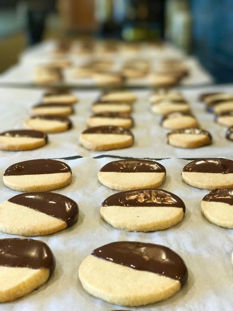 Best Shortbread Cookie Recipe, Chocolate Dip Recipe, Cookies Dipped In Chocolate, Best Shortbread, Butter Shortbread Cookies, Best Shortbread Cookies, Chocolate Christmas Cookies, Shortbread Cookies Easy, Chocolate Dipped Cookies