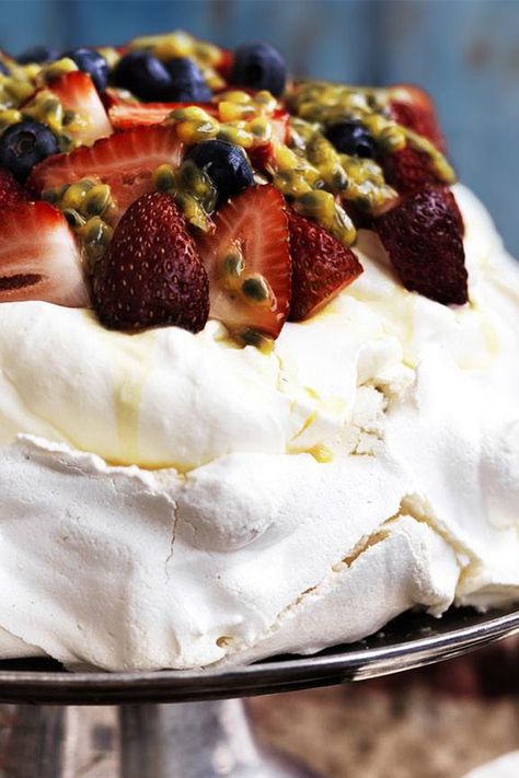 Australian Pavlova, Australian Pavlova Recipe, Vanilla Slice Recipe, Australian Desserts, Pavlova Dessert, Mini Pavlova, Banana And Egg, Pavlova Recipe, Meringue Cake