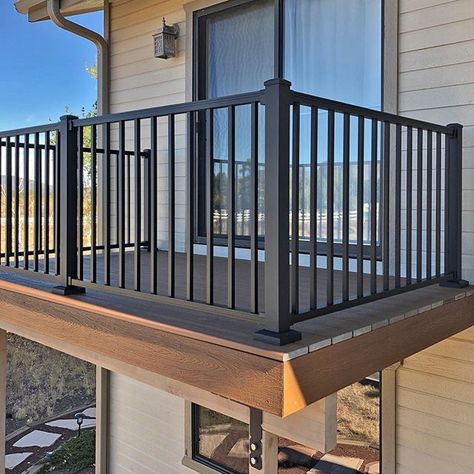 25+ Well Designed Deck Railing Ideas for your Beautiful Porch and Patio! Balcony Rails Ideas, Deck Railing Design Metal, Modern Railing Design Balconies, Railings For Balcony Outdoor, Deck Railing Design Ideas, Balcony Rail Ideas, Balcony Metal Railing Design, Outdoor Railing Ideas, Iron Balcony Railing Outdoor